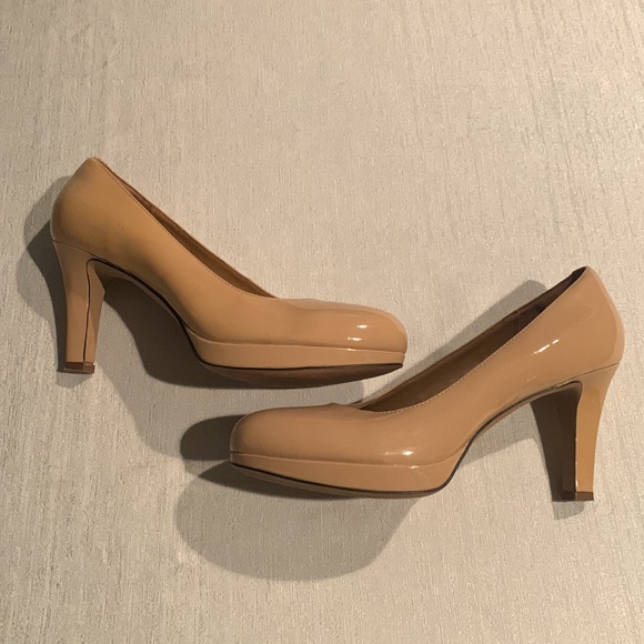 Clarks Nude Tan Color Pumps Gorgeous Slip On Style Size 11 Gently Used - Picture 3 of 15